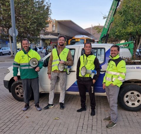 Roses foragita els estornells amb làsers i altaveus per reubicar-los fora del nucli urbà